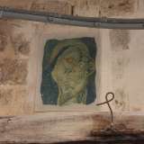 Un piccolo affresco, in evidente stato di degrado, sulle mura di una casa di Bari Vecchia